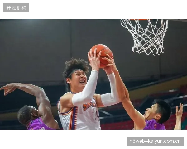 上海久事凭借内线绝对优势，王哲林与怀特塞德双塔体系有效压制浙江广厦禁区。